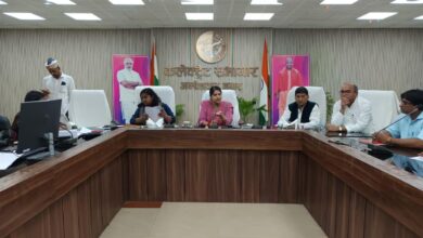 अंबेडकरनगर में मतदेय स्थलों के संभाजन को लेकर जिलाधिकारी ईशा प्रिया की अध्यक्षता में बैठक।