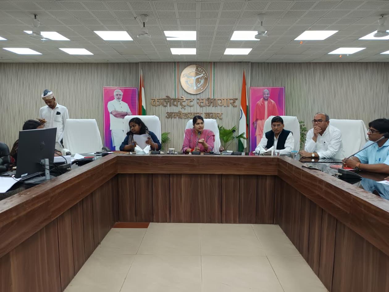 अंबेडकरनगर में मतदेय स्थलों के संभाजन को लेकर जिलाधिकारी ईशा प्रिया की अध्यक्षता में बैठक।