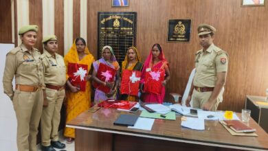 अंबेडकरनगर के जैतपुर और महरुआ थानों में मिशन शक्ति अभियान के दौरान पारिवारिक विवादों के आपसी समाधान से जुड़ी महिलाओं को सम्मानित करते पुलिसकर्मी।