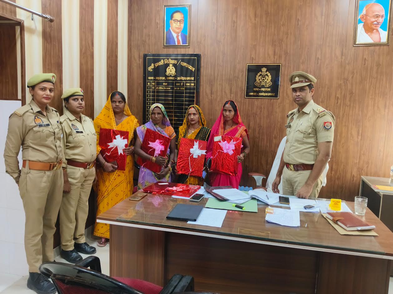 अंबेडकरनगर के जैतपुर और महरुआ थानों में मिशन शक्ति अभियान के दौरान पारिवारिक विवादों के आपसी समाधान से जुड़ी महिलाओं को सम्मानित करते पुलिसकर्मी।