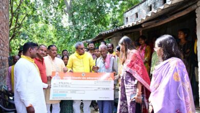 अंबेडकरनगर के कुर्की महमूदपुर गांव में हत्या पीड़ित रामकिशुन के परिवार को मुख्यमंत्री विवेकाधीन कोष से दो लाख रुपये की सहायता का चेक सौंपते प्रभारी मंत्री ओमप्रकाश राजभर और मौजूद अधिकारी।