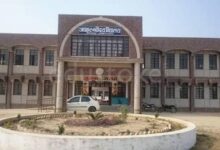 अंबेडकरनगर के जवाहर नवोदय विद्यालय में छात्राओं के प्रस्तावित छात्रावास के निर्माण स्थल पर मौजूद टीनशेड।