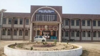 अंबेडकरनगर के जवाहर नवोदय विद्यालय में छात्राओं के प्रस्तावित छात्रावास के निर्माण स्थल पर मौजूद टीनशेड।