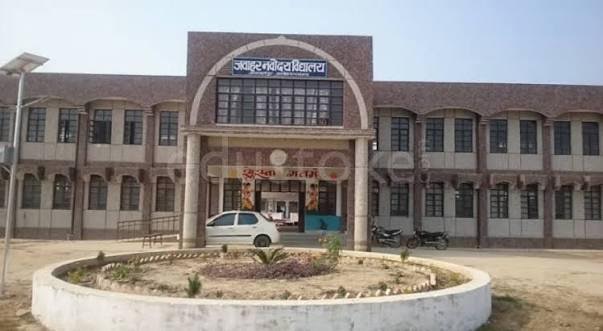 अंबेडकरनगर के जवाहर नवोदय विद्यालय में छात्राओं के प्रस्तावित छात्रावास के निर्माण स्थल पर मौजूद टीनशेड।