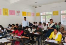 अकबरपुर के राजकीय बालिका इंटर कॉलेज में राष्ट्रीय आय एवं योग्यता आधारित छात्रवृत्ति परीक्षा के प्रशिक्षण कार्यक्रम में विद्यार्थी।