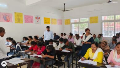 अकबरपुर के राजकीय बालिका इंटर कॉलेज में राष्ट्रीय आय एवं योग्यता आधारित छात्रवृत्ति परीक्षा के प्रशिक्षण कार्यक्रम में विद्यार्थी।