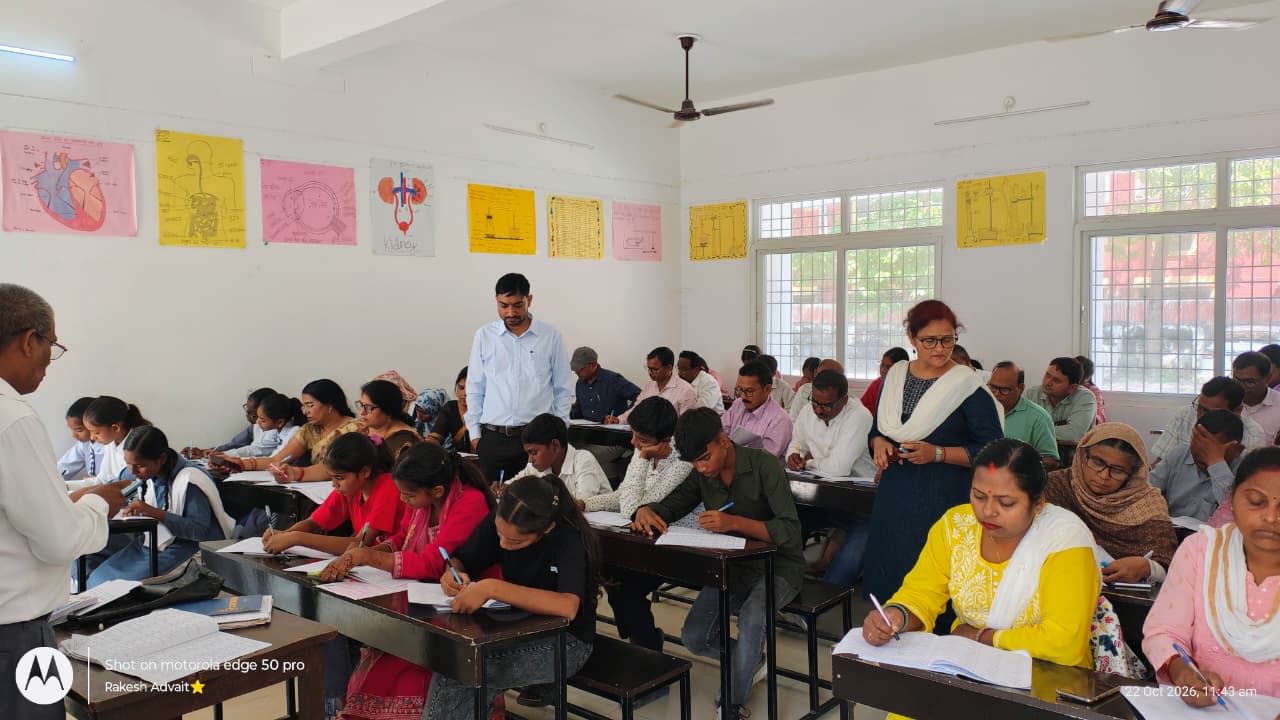 अकबरपुर के राजकीय बालिका इंटर कॉलेज में राष्ट्रीय आय एवं योग्यता आधारित छात्रवृत्ति परीक्षा के प्रशिक्षण कार्यक्रम में विद्यार्थी।