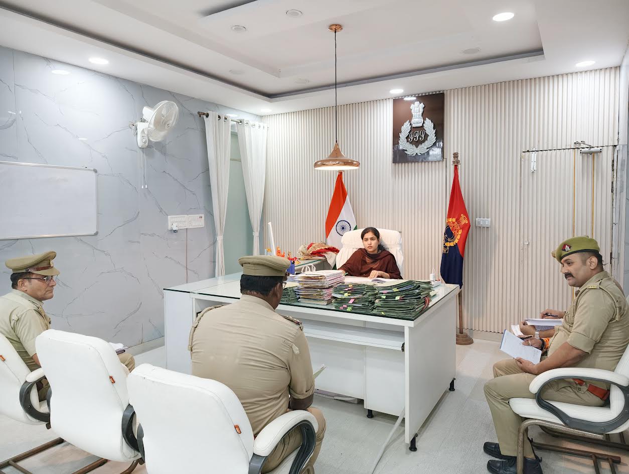 एसपी प्राची सिंह की ओर से भीटी थाने के विवेचकों के साथ लंबित मामलों की समीक्षा बैठक।
