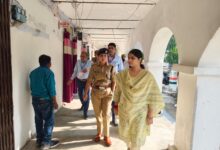 - अंबेडकरनगर में पीईटी-2026 परीक्षा के दौरान केंद्रों की व्यवस्थाओं का निरीक्षण करते अधिकारी।