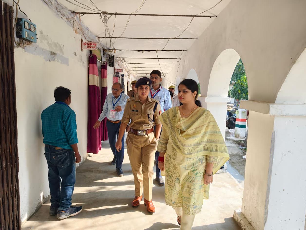 - अंबेडकरनगर में पीईटी-2026 परीक्षा के दौरान केंद्रों की व्यवस्थाओं का निरीक्षण करते अधिकारी।