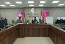 अंबेडकरनगर में जिला सड़क सुरक्षा समिति की बैठक में अधिकारियों के साथ डीएम ईशा प्रिया।
