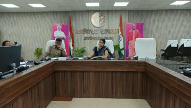 अंबेडकरनगर में जिला सड़क सुरक्षा समिति की बैठक में अधिकारियों के साथ डीएम ईशा प्रिया।