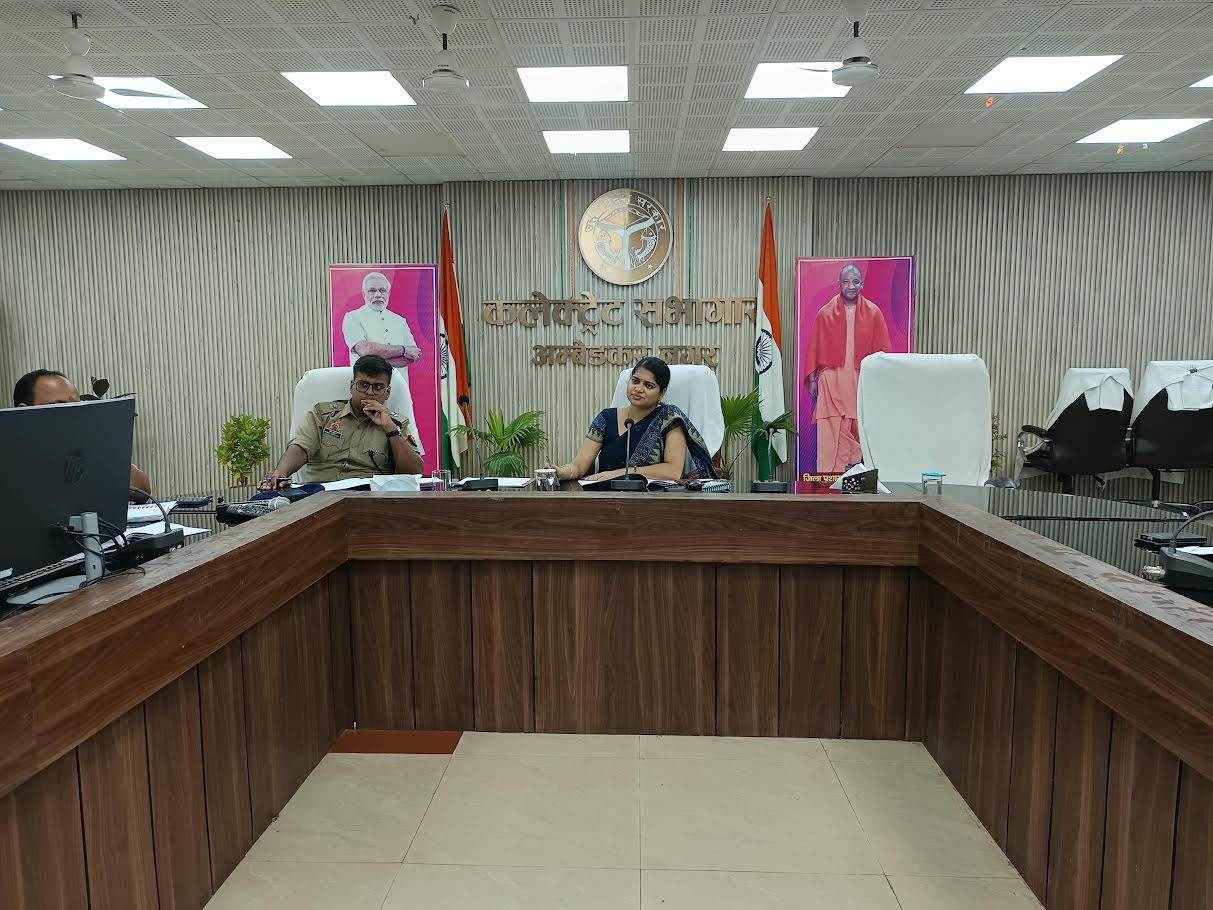अंबेडकरनगर में जिला सड़क सुरक्षा समिति की बैठक में अधिकारियों के साथ डीएम ईशा प्रिया।
