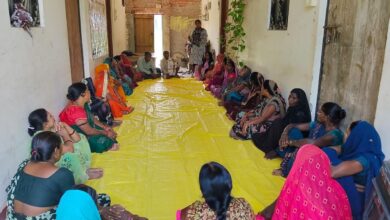 अंबेडकरनगर के मालीपुर में ग्राम पंचायत विकास योजना और महिला भागीदारी पर आयोजित प्रशिक्षण में शामिल महिला लीडर।