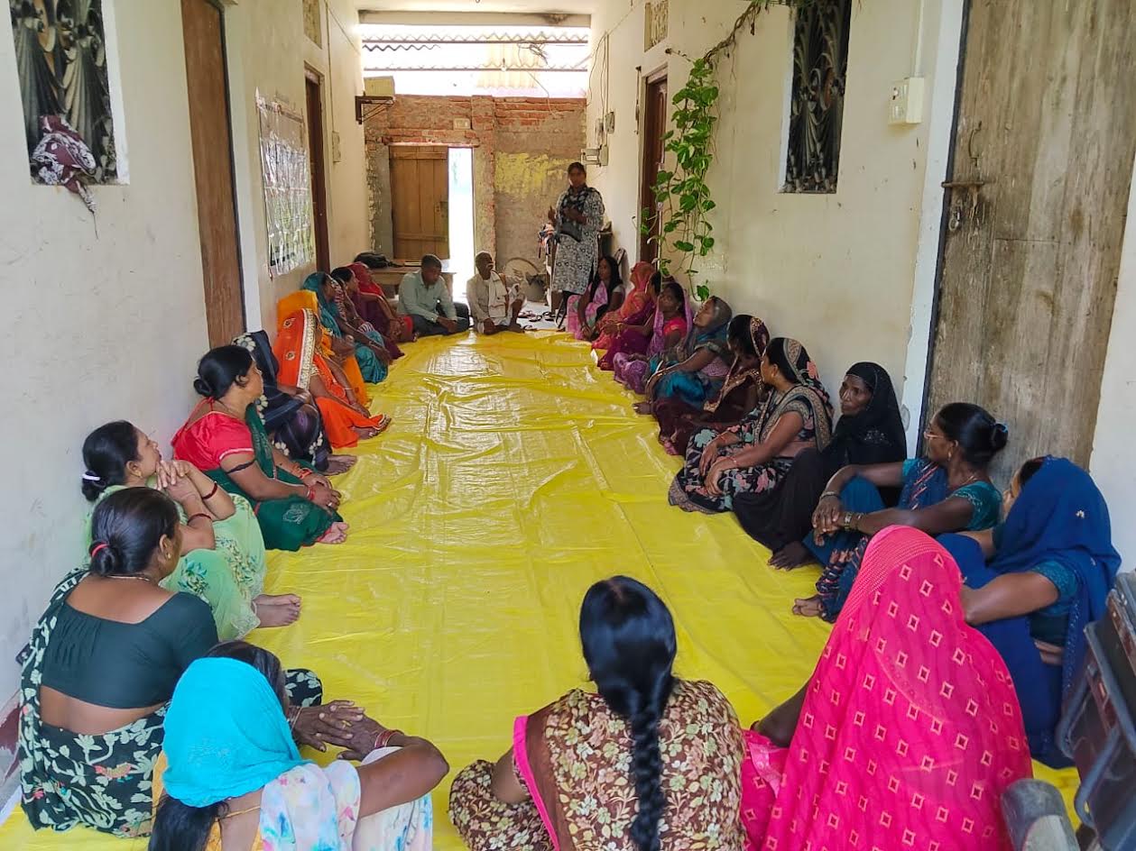अंबेडकरनगर के मालीपुर में ग्राम पंचायत विकास योजना और महिला भागीदारी पर आयोजित प्रशिक्षण में शामिल महिला लीडर।