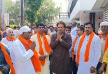 अंबेडकरनगर में सपा विधायक राकेश पांडेय के आवास पर आयोजित फलाहार कार्यक्रम में भगवा गमछे पहने लोग।