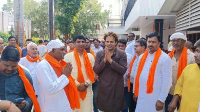 अंबेडकरनगर में सपा विधायक राकेश पांडेय के आवास पर आयोजित फलाहार कार्यक्रम में भगवा गमछे पहने लोग।