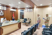 अंबेडकरनगर पुलिस कार्यालय में लंबित विवेचनाओं की प्रगति की समीक्षा करतीं पुलिस अधीक्षक प्राची सिंह।