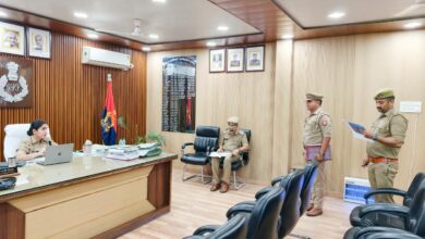 अंबेडकरनगर पुलिस कार्यालय में लंबित विवेचनाओं की प्रगति की समीक्षा करतीं पुलिस अधीक्षक प्राची सिंह।