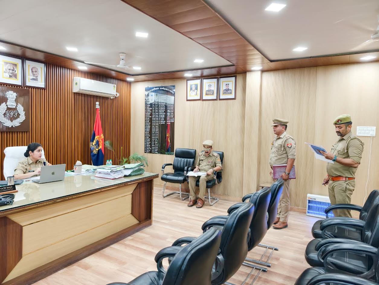 अंबेडकरनगर पुलिस कार्यालय में लंबित विवेचनाओं की प्रगति की समीक्षा करतीं पुलिस अधीक्षक प्राची सिंह।