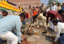 - अंबेडकरनगर के अकबरपुर में तमसा नदी के घाटों पर सफाई अभियान चलाते नगर पालिका कर्मचारी।