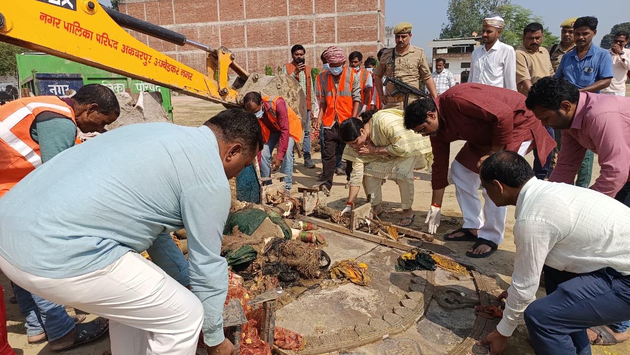 - अंबेडकरनगर के अकबरपुर में तमसा नदी के घाटों पर सफाई अभियान चलाते नगर पालिका कर्मचारी।