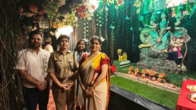 अंबेडकरनगर के टांडा में दुर्गा पूजा पंडालों की सुरक्षा व्यवस्था का निरीक्षण करते जिलाधिकारी और पुलिस अधीक्षक।