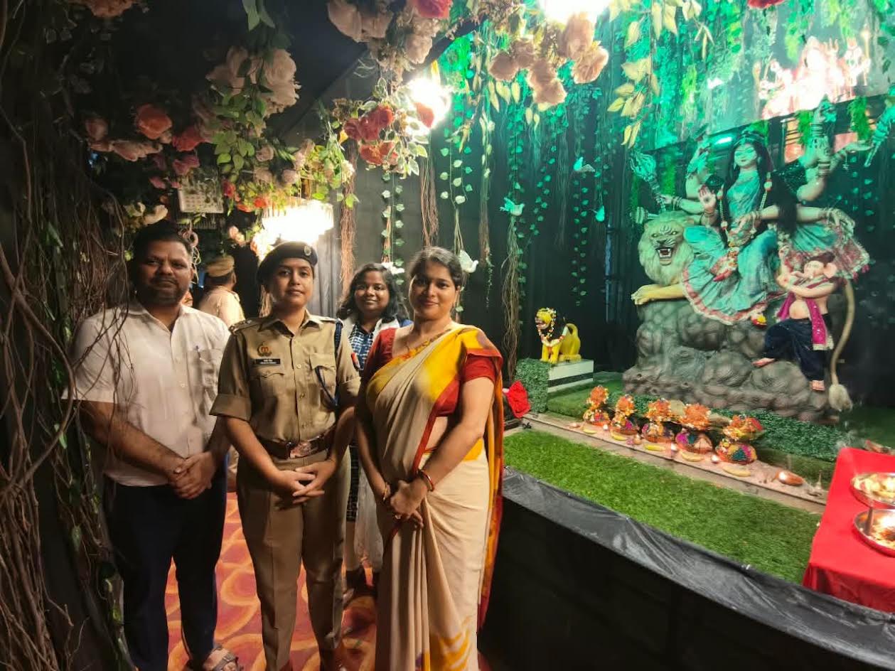 अंबेडकरनगर के टांडा में दुर्गा पूजा पंडालों की सुरक्षा व्यवस्था का निरीक्षण करते जिलाधिकारी और पुलिस अधीक्षक।