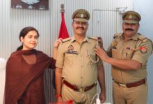 एसपी प्राची सिंह अमरनाथ यादव और जितेंद्र सिंह रघुवंशी को निरीक्षक पद के पदचिह्न लगाकर बधाई देती हुईं