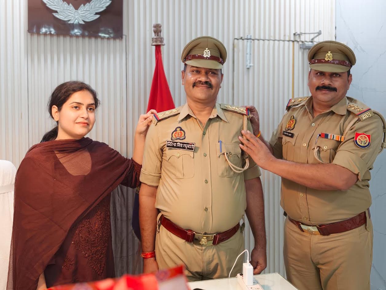 एसपी प्राची सिंह अमरनाथ यादव और जितेंद्र सिंह रघुवंशी को निरीक्षक पद के पदचिह्न लगाकर बधाई देती हुईं