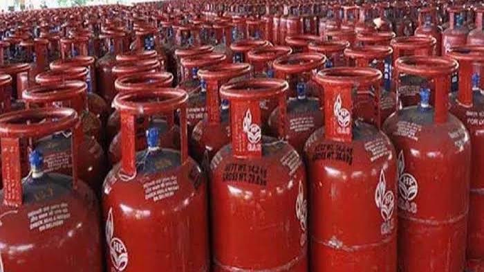 अंबेडकरनगर में प्रधानमंत्री उज्ज्वला योजना के तहत मुफ्त गैस सिलेंडर का लाभ पाने वाले उपभोक्ता।