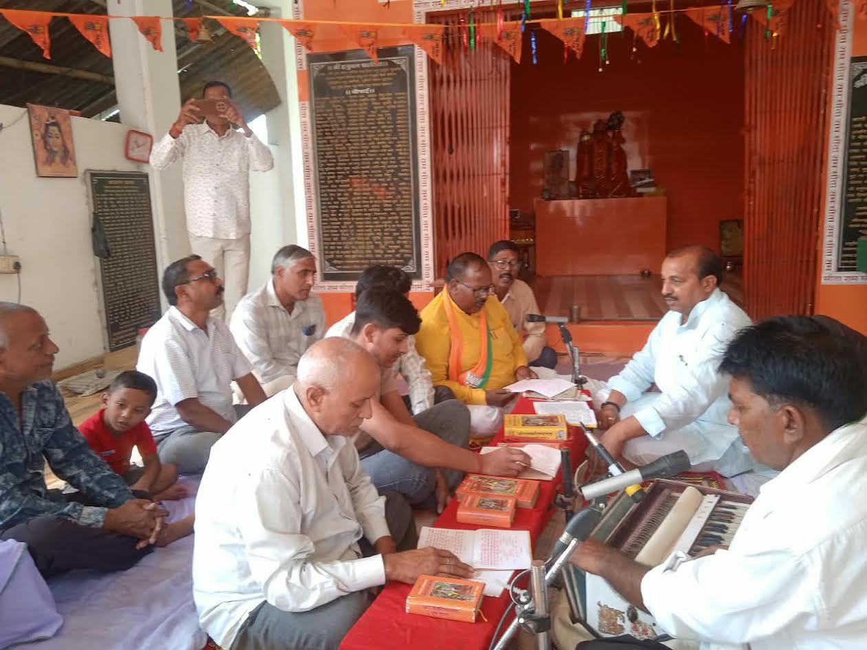 अंबेडकरनगर के हृदयपुर में महर्षि वाल्मीकि जयंती पर आयोजित मानस पाठ कार्यक्रम।