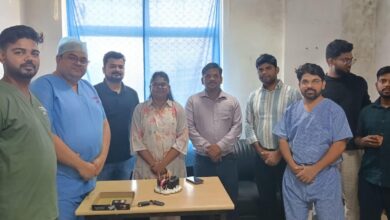 महामाया राजकीय एलोपैथिक मेडिकल कॉलेज अंबेडकरनगर के ऑपरेशन थिएटर में विश्व एनेस्थीसिया दिवस पर आयोजित कार्यक्रम में शामिल चिकित्सक और ओटी स्टाफ।