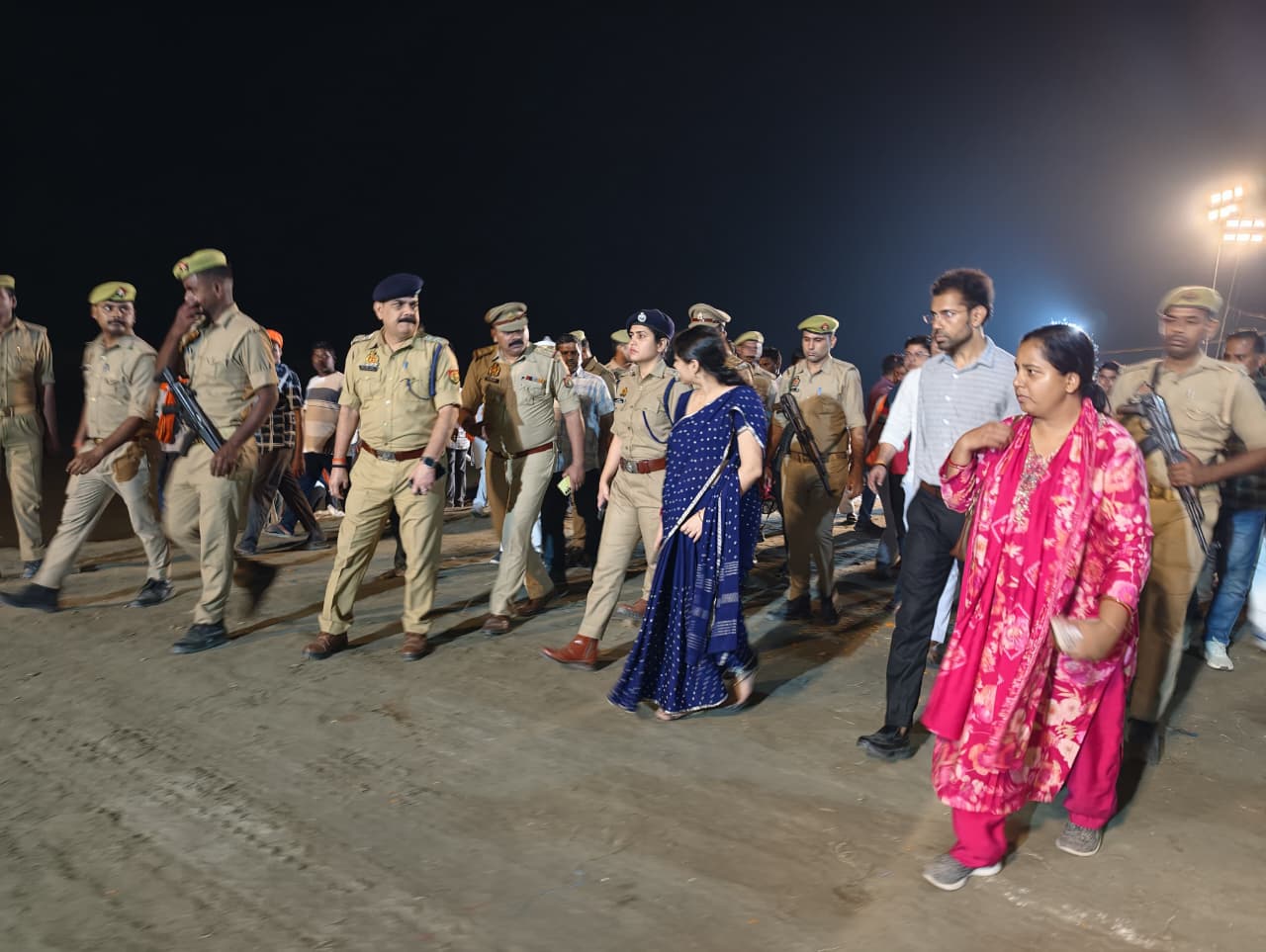 अंबेडकरनगर के श्रवण धाम घाट पर दुर्गा प्रतिमा विसर्जन के दौरान सुरक्षा व्यवस्था का निरीक्षण करतीं जिलाधिकारी और पुलिस अधीक्षक।