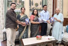 राज्यपाल आनंदीबेन पटेल द्वारा डॉ. इंद्रजीत सिंह की पुस्तक बाबा साहब डॉ. भीमराव अंबेडकर का पुनर्मूल्यांकन का विमोचन।