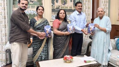 राज्यपाल आनंदीबेन पटेल द्वारा डॉ. इंद्रजीत सिंह की पुस्तक बाबा साहब डॉ. भीमराव अंबेडकर का पुनर्मूल्यांकन का विमोचन।