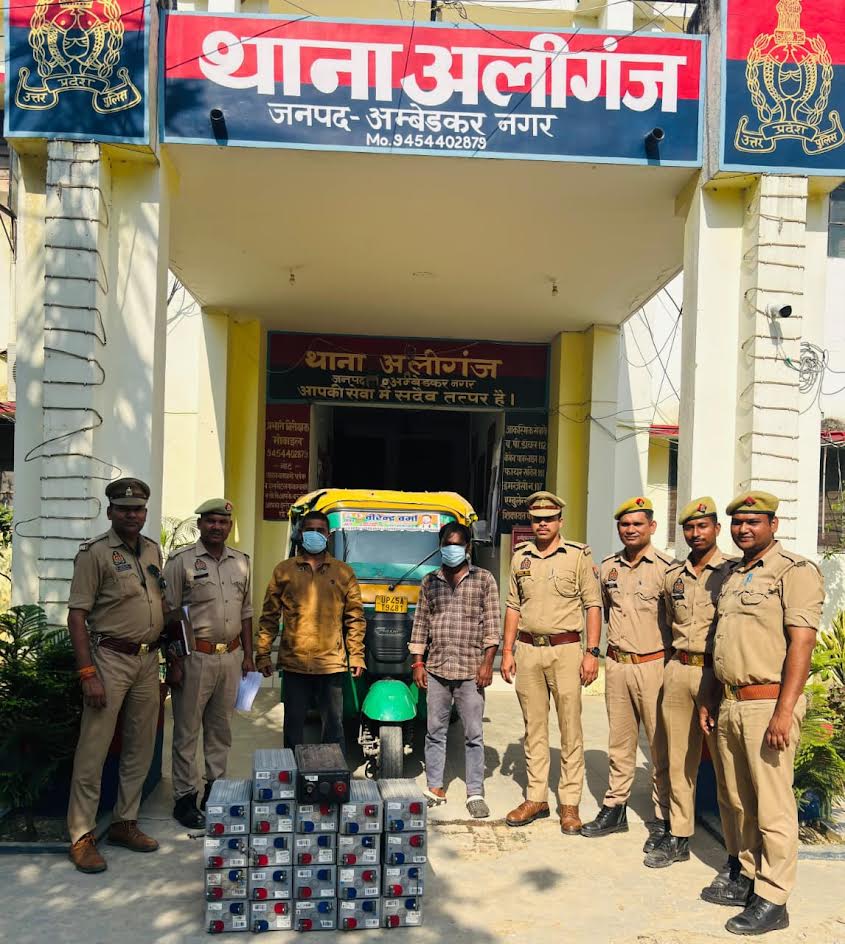 टांडा के अलीगंज थाना क्षेत्र में एयरटेल टावर से चोरी हुईं 22 बैटरियों की बरामदगी के मामले में पुलिस की कार्रवाई।