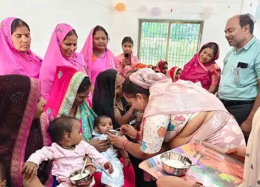 अंबेडकरनगर के दुलहूपुर में सेवा संकल्प अभियान के दौरान अन्नप्राशन और गोदभराई कार्यक्रम।