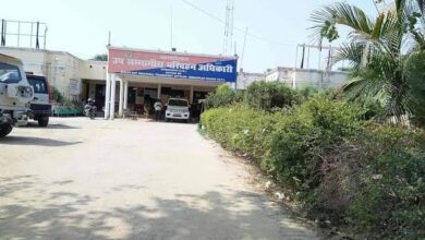 अंबेडकरनगर के एआरटीओ कार्यालय की इमारत, जहां हंगामे के बाद निजी व्यक्तियों की भूमिका को लेकर आरोप लगाए गए।