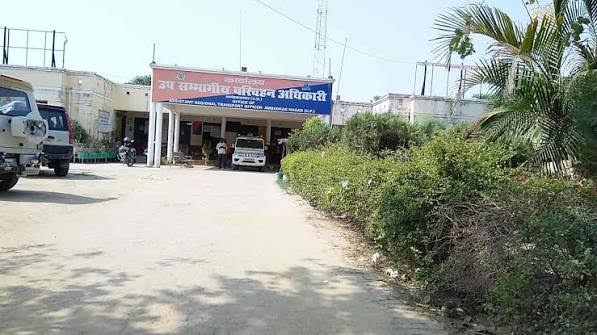 अंबेडकरनगर के एआरटीओ कार्यालय की इमारत, जहां हंगामे के बाद निजी व्यक्तियों की भूमिका को लेकर आरोप लगाए गए।