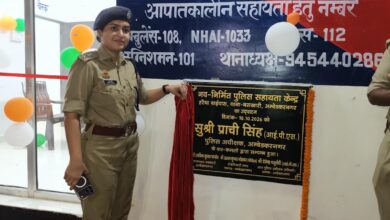 अंबेडकरनगर के बसखारी थाने में सीसीटीवी कंट्रोल रूम के उद्घाटन के दौरान एसपी प्राची सिंह और मौजूद पुलिस अधिकारी।