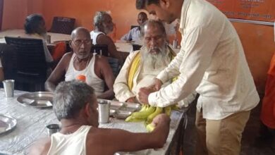 अंबेडकरनगर के दहीरपुर वृद्धाश्रम में बुजुर्गों को फल-मिष्ठान वितरित करते अमित गुप्ता और उनके साथ मौजूद लोग।