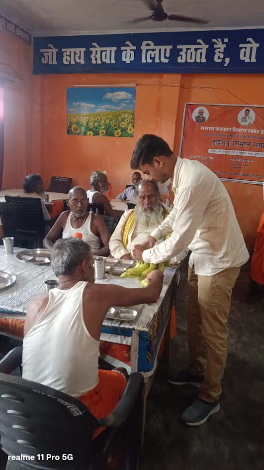 अंबेडकरनगर के दहीरपुर वृद्धाश्रम में बुजुर्गों को फल-मिष्ठान वितरित करते अमित गुप्ता और उनके साथ मौजूद लोग।