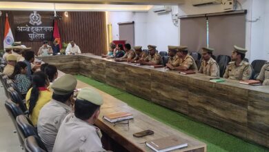 अंबेडकरनगर रिजर्व पुलिस लाइन के सभागार में बाल संरक्षण और संबंधित कानूनों पर आयोजित समीक्षा बैठक।