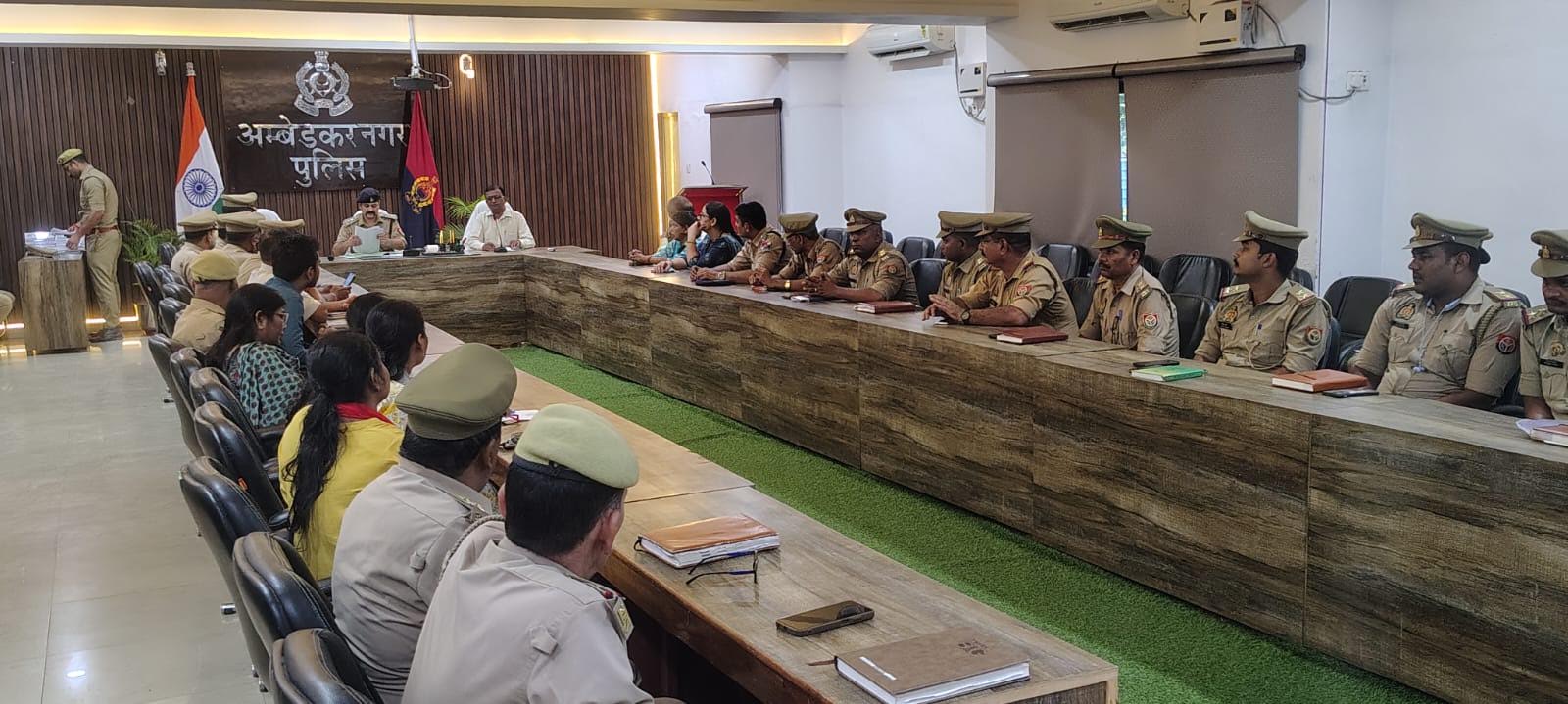 अंबेडकरनगर रिजर्व पुलिस लाइन के सभागार में बाल संरक्षण और संबंधित कानूनों पर आयोजित समीक्षा बैठक।