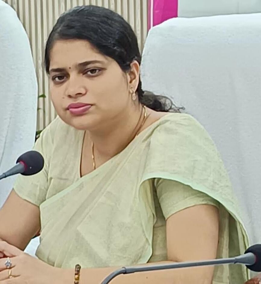 अंबेडकरनगर की जिलाधिकारी ईशा प्रिया और जिला प्रशासन की सीएम डैशबोर्ड रैंकिंग में प्रथम स्थान से जुड़ी खबर।