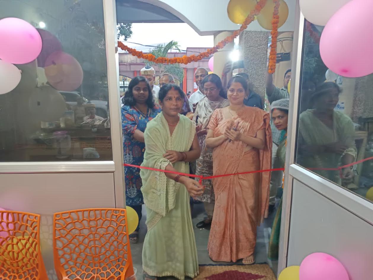 अंबेडकरनगर कलेक्ट्रेट परिसर में शुरू की गई मॉडल प्रेरणा कैंटीन, जिसका संचालन स्वयं सहायता समूह की महिलाएं करेंगी।