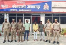 अंबेडकरनगर में डायल 112 के आरक्षी पर हमले के मामले में गिरफ्तार तीन आरोपी और पुलिस द्वारा बरामद सरिया।
