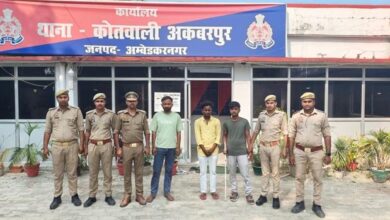 अंबेडकरनगर में डायल 112 के आरक्षी पर हमले के मामले में गिरफ्तार तीन आरोपी और पुलिस द्वारा बरामद सरिया।