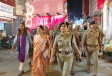 अंबेडकरनगर के शहजादपुर में नवरात्र के दौरान डीएम और एसपी पुलिस बल के साथ पैदल मार्च करते हुए।